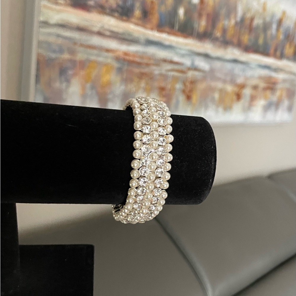 Elegant Pearl and Rhinestone Bracelet